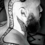 татуировка со змеёй лентой и скандинавскими рунами на голове шеи плече и теле мужчины - tatufoto.com 080323 - 106
