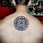 татуировка со скандинавскими рунами и кругами в центре спины мужчины - tatufoto.com 080323 - 111