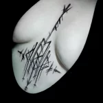 татуировка со скандинавскими рунами между грудей у девушки - tatufoto.com 080323 - 113