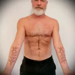 татуировка со скандинавскими рунами на двух запястьях мужчины - tatufoto.com 080323 - 114