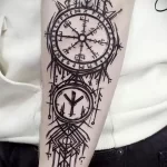 татуировка со скандинавскими рунами на левой руке у мужчины - tatufoto.com 080323 - 116