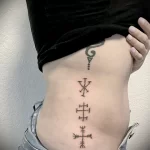 татуировка со скандинавскими рунами на правом боку девушки - tatufoto.com 080323 - 122