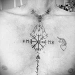 татуировка со скандинавскими рунами на середине грудины мужчины - tatufoto.com 080323 - 125