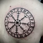 татуировка со скандинавскими рунами на спине и правой лопатке мужчины - tatufoto.com 080323 - 126