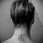 татуировка со скандинавскими рунами на шее сзади под волосами у девушки - tatufoto.com 080323 - 127