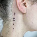 татуировка со скандинавскими рунами на шее справа за ухом у девушки - tatufoto.com 080323 - 129