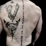 татуировка со скандинавскими рунами по линии позвоночника на спине мужчины - tatufoto.com 080323 - 131