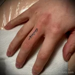 татуировка со скандинавской руной на среднем пальце правой руки - tatufoto.com 080323 - 134
