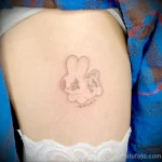 татуировка со смешным кроликом внизу ноги девушки - tatufoto.com 010323 - 070