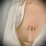 татуировка три Славянские руны между груди и девушки - tatufoto.com 080323 - 139