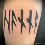 татуировка чёрная скандинавские руны внизу ноги - tatufoto.com 080323 - 144