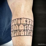 татуировка широкий браслет из скандинавских рун на левой руке мужчины - tatufoto.com 080323 - 145