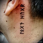 текстовая татуировка из скандинавских рун на шее за ухом слева у мужчин - tatufoto.com 080323 - 147