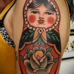 цветная татуировка с куклой-матрёшкой на левом плече девушки - tatufoto.com 180323 - 080