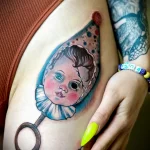 цветной рисунок татуировки голова куклы в зоне бикини девушки - tatufoto.com 180323 - 082