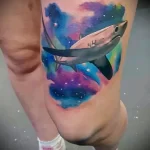 цветной рисунок татуировки на ноге с акулой в космосе