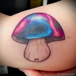 цветной рисунок татуировки с грибом и космосом