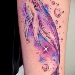 цветной рисунок татуировки с китом в космосе