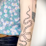 чёрная татуировка со змеёй на левую руку девушки - tatufoto.com 010323 - 077