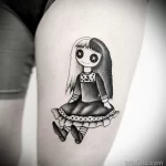 чёрно-белый рисунок татуировки с куклой на левом бедре девушки - tatufoto.com 180323 - 093