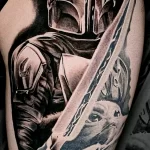 чёрно-белый рисунок татуировки с мандалорцем