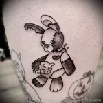 чёрно-белый рисунок татуировки с порванной куклой в виде зайца - tatufoto.com 180323 - 094