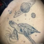 чёрно-белый рисунок татуировки с черепахой в космосе