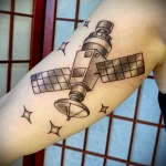 чёрно-белый рисунок татуировки со спутником и солнечными панелями