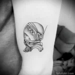 чёрно-белый рисунок татуировки шлем от скафандра космонавта