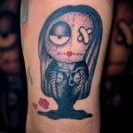 чёрный рисунок татуировки с куклой у которой заклеен левый глаз - tatufoto.com 180323 - 095
