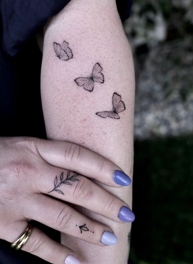 Новая татуировка Дженнифер Лав Хьюитт с рисунком трех бабочек посвящена дочерям и сыну - tatufoto.com 2023 1