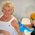 Новая татуировка Рода Стюарта в 78 лет - фото для статьи tatufoto.com 16042023 1