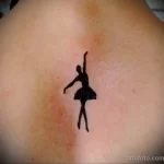 маленький рисунок чёрной татуировки с силуэтом балерины на спине девушки - tatufoto.com 230423 - 011