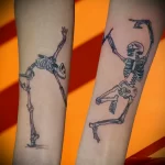 парный рисунок татуировки с танцующими скелетами на запястье - tatufoto.com 230423 - 012