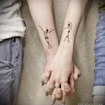 парный рисунок татуировки с танцующими скелетами на запястьях рук - tatufoto.com 230423 - 013