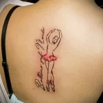 рисунок татуировки Балерина и надписи по линии позвоночника на спине девушки - tatufoto.com 230423 - 018