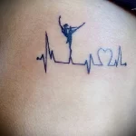 рисунок татуировки на боку с линией пульса и танцовщицей - tatufoto.com 230423 - 026