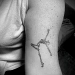 рисунок татуировки на женском бицепсе с танцующим скелетом - tatufoto.com 230423 - 027