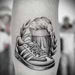 рисунок татуировки на икре бокал пива и футбольный кед - tatufoto.com 200423 - 035