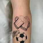 рисунок татуировки на руке с футбольным мячом и пивом - tatufoto.com 200423 - 037