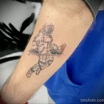 рисунок татуировки с космонавтом у которого бокал пива в левой руке - tatufoto.com 200423 - 059