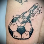 рисунок татуировки с порванным футбольным мячом и бутылкой пива - tatufoto.com 200423 - 066