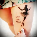 рисунок татуировки с танцовщицей и надписью Я надеюсь ты танцуешь на ноге девушки - tatufoto.com 230423 - 054