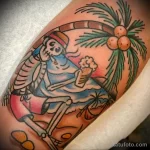 рисунок татуировки скелет пьёт пиво на пляже под пальмами - tatufoto.com 200423 - 071