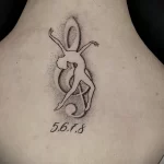 рисунок татуировки со скрипичным ключом и танцующей девушкой между лопаток на спине ушей сзади - tatufoto.com 230423 - 066