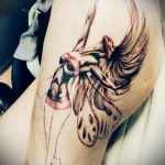 рисунок татуировки танцовщица с крыльями ангела нанесена на бедре - tatufoto.com 230423 - 075