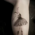 рисунок татуировки танцующей девушкой в платье нанесена внизу ноги - tatufoto.com 230423 - 079