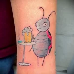 смешной рисунок татуировки на руке Божья коровка с бокалом пива - tatufoto.com 200423 - 080