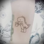 смешной рисунок татуировки с динозавриком у которого пиво в руке - tatufoto.com 200423 - 081