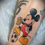 смешной рисунок татуировки цветной Микки Маус с пивом в руке - tatufoto.com 200423 - 085